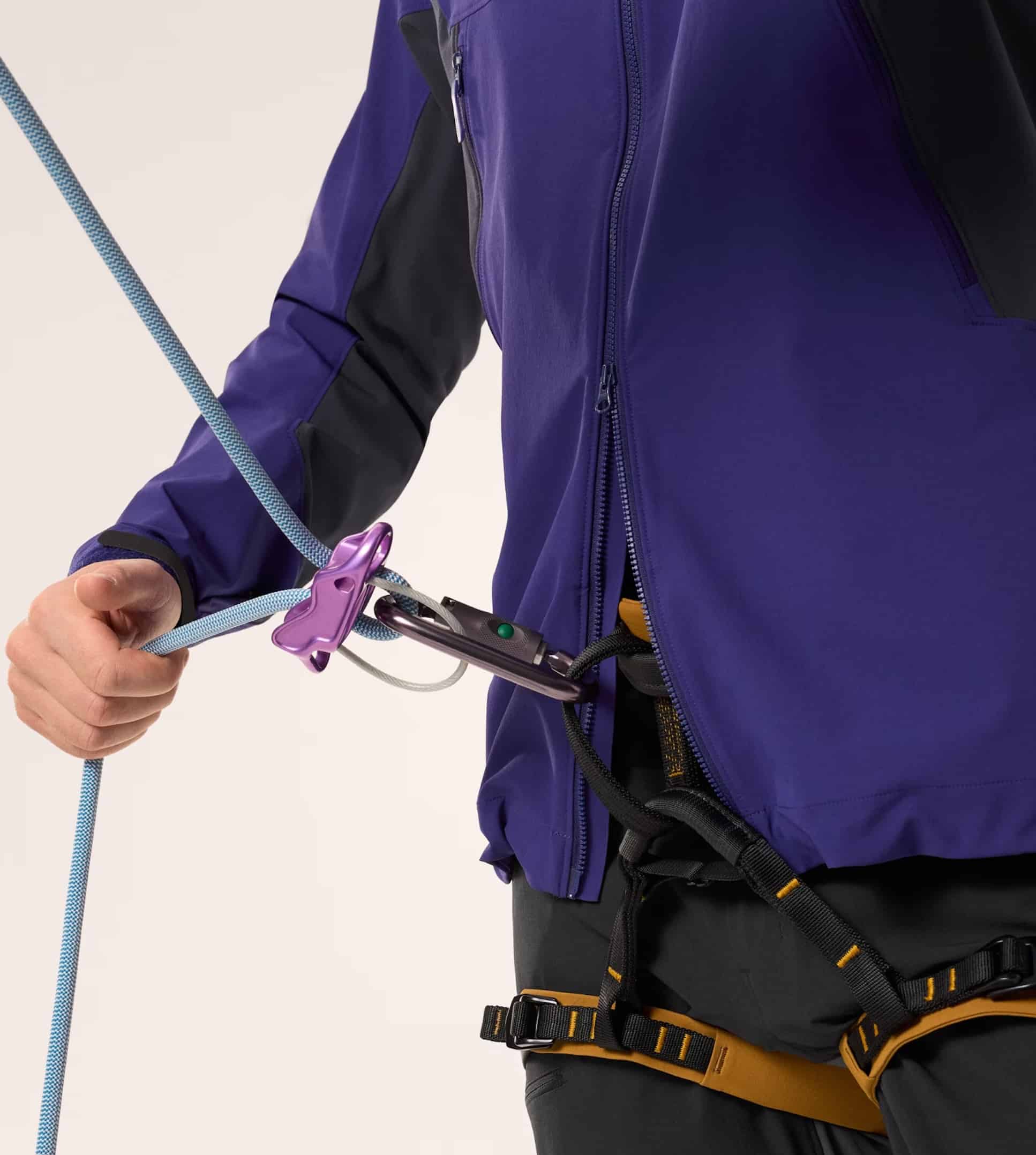 Two-way main zipper on the Arc'teryx Serratus Hoody