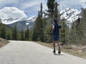 Running on a footpath in the mountains using the New Balance 860 running shoe.