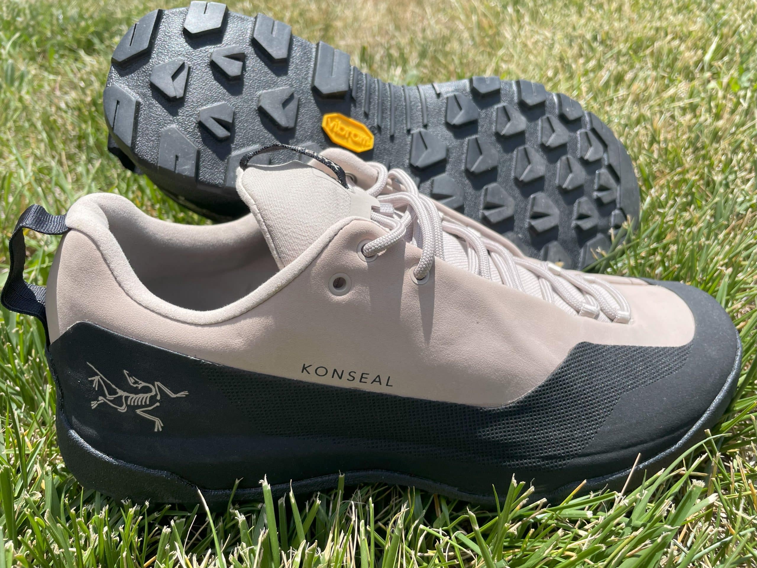 The women's Arc'teryx Konseal in Rune / Black.