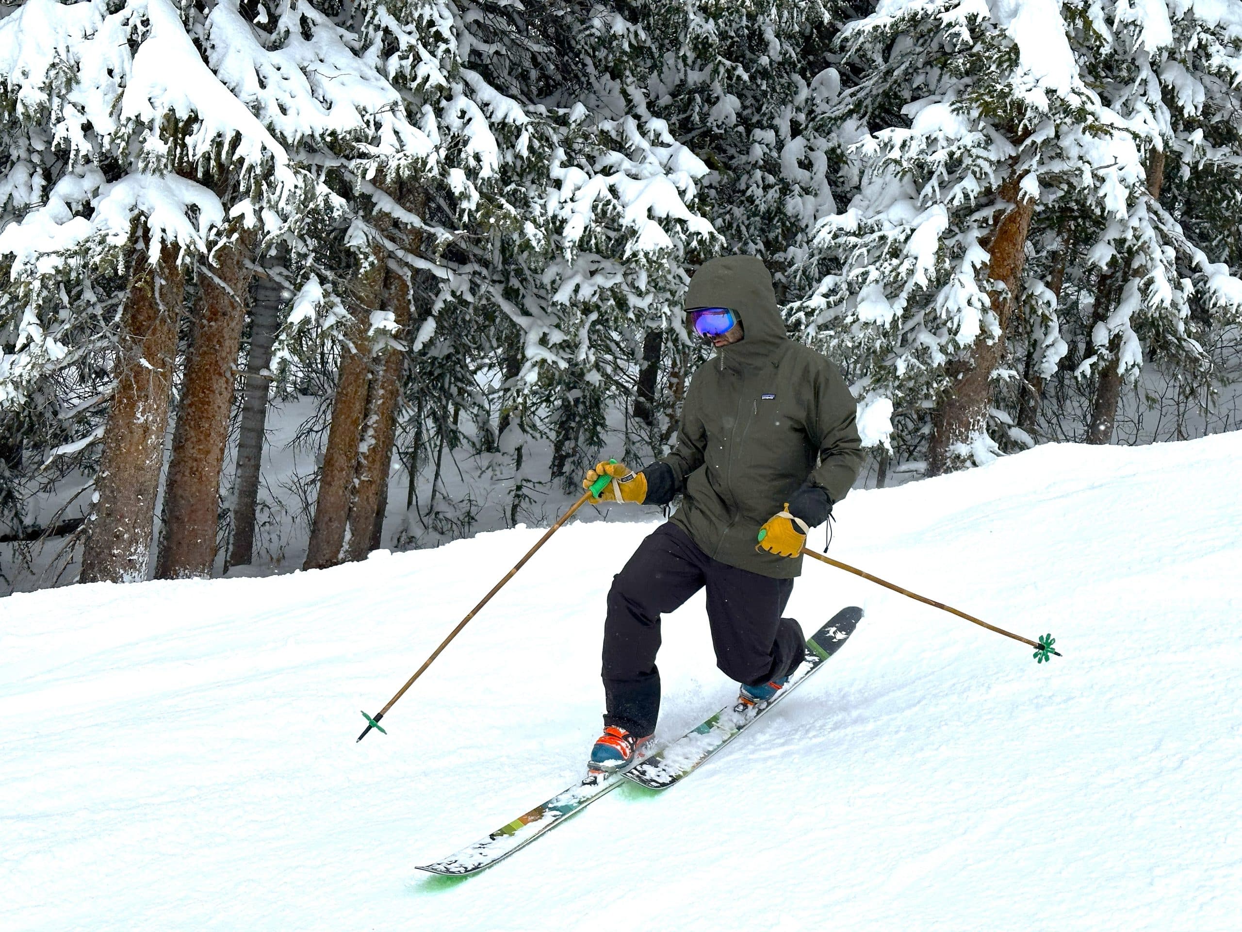 A skier wearing the Patagonia Powder Town jacket and bibs.