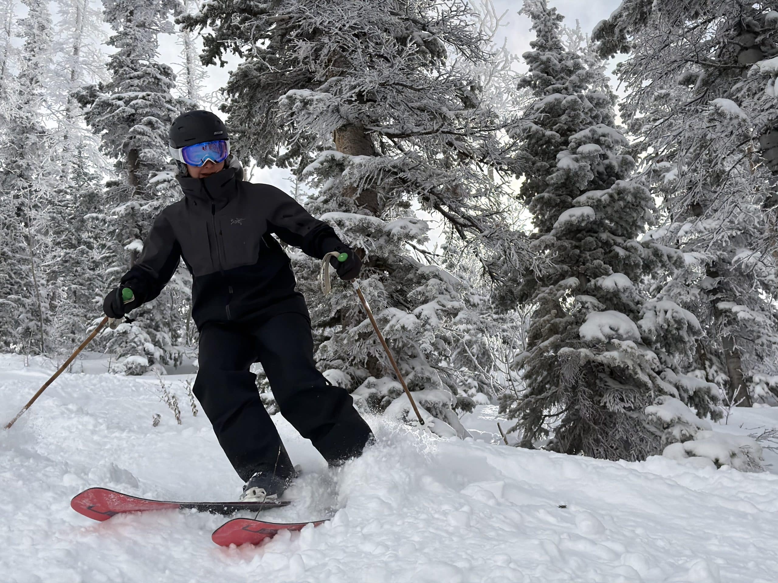 Carving a turn while skiing in the Incendia Jacket.
